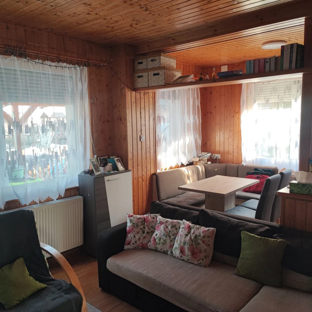 Balmazújvároson, Bánlak városrész csendes, aszfaltozott utcájában, 85 nm-es, 2 szoba+nappalis,  felújított, szigetelt családi ház 905 nm-es telken ELADÓ!