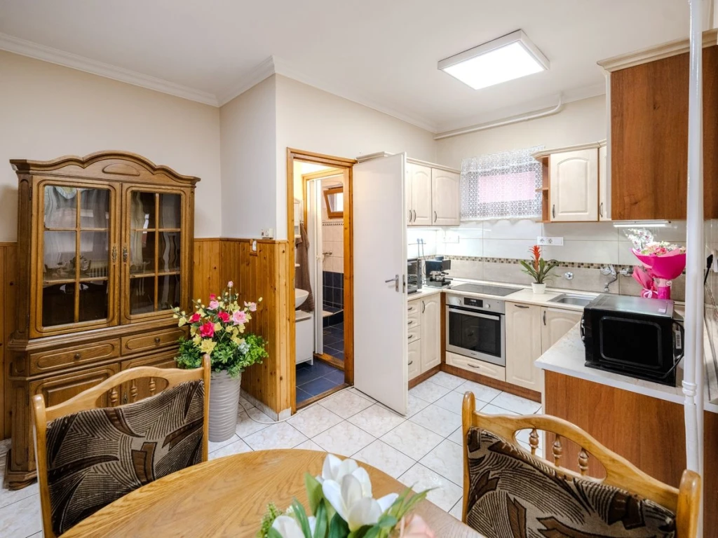 Újfehértó központjában egy 180 m2-es, háromszintes, négyszobás, étkezőkonyhás, duplakomfortos, bejáratott üzlethelyiségeknek is helyet biztosító, jó állapotú, tégla építésű családi ház eladó!