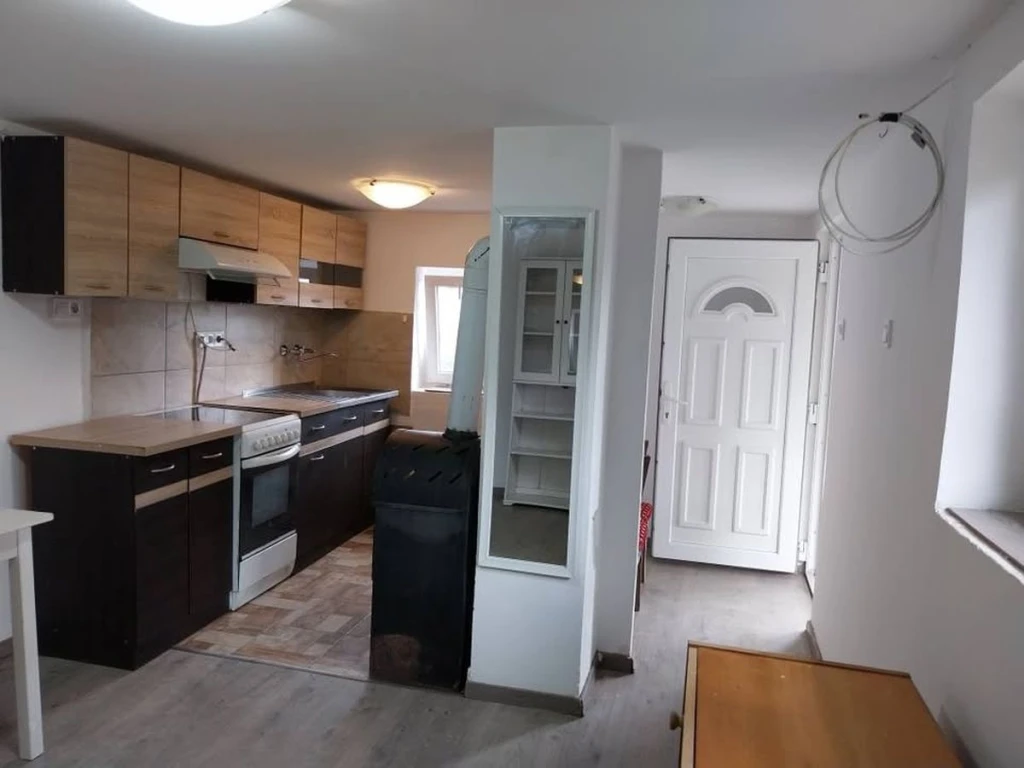 Debrecenben a Panoráma út közelében egy 740 m2-es telken lévő, 32 m2-es, 1 szoba + nappalis, fürdőszobás, téglafalazatú, teljesen felújított családi ház eladó!