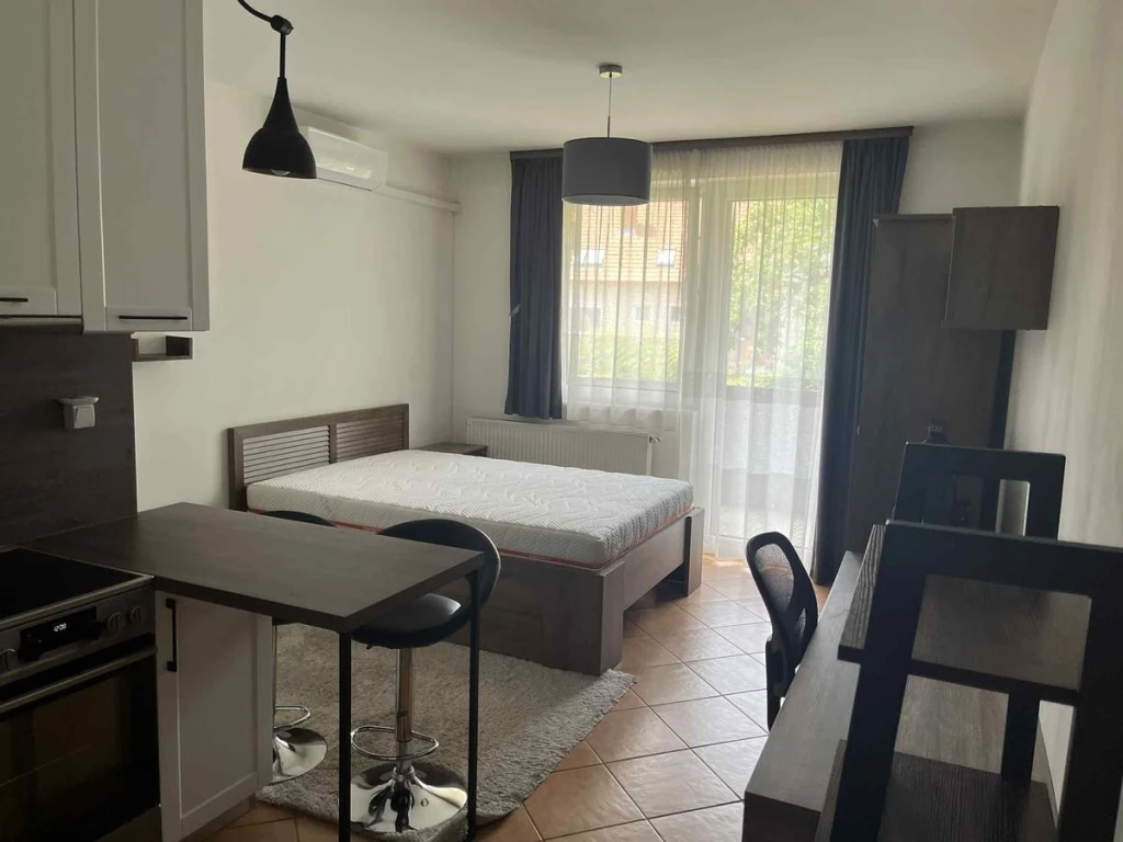 Debrecen Belvárosában egy 28 m2-es, 1 szobás, nagyerkélyes, teljesen berendezett, klímás, első emeleti, téglaépítésű zártudvaros társasházi garzonlakás eladó!
