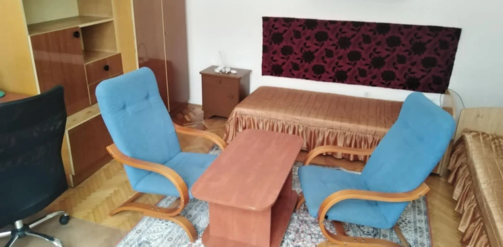 Debrecen Belvárosában (Simonffy utca) egy 41 m2-es, 1 + félszobás, berendezett, felújított, második emeleti, téglaépítésű, nagypolgári jellegű lakás számlaképesen azonnal kiadó!