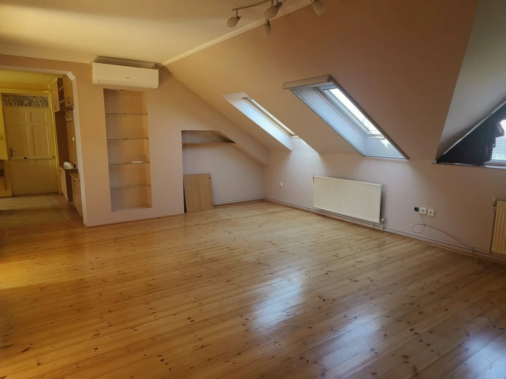 Debrecen Széchenyikert városrészében egy 99/76 m2-es, 2 szoba + nagy nappalis, jó állapotú, nem bútorozott, részben gépesített, harmadik emeleti, téglaépítésű társasházi lakás hosszútávra kiadó!