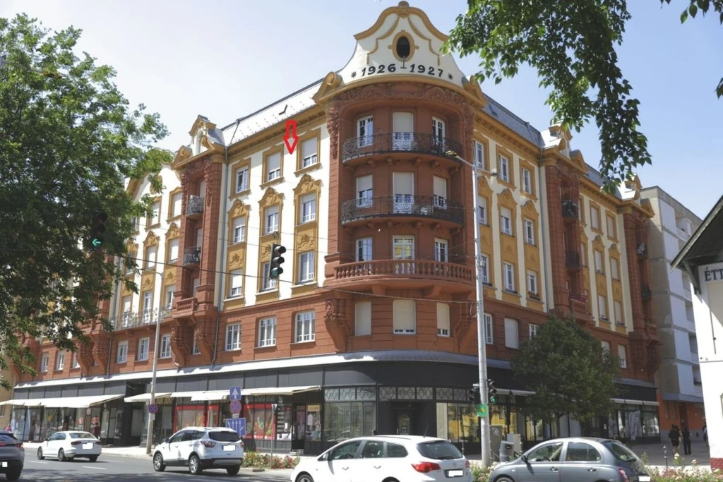 Debrecen Belvárosában egy nettó 64 m2-es, kétszobás, harmadik emeleti, közepes állapotú, tégla falazatú, nagypolgári stílusban épült, liftes társasházi lakás eladó!