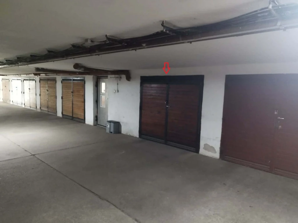 Debrecen Széchenyikert városrészében egy 14 m2-es, jó állapotban lévő, zárt udvarban található, saját helyrajzi számmal rendelkező önálló garázs eladó!