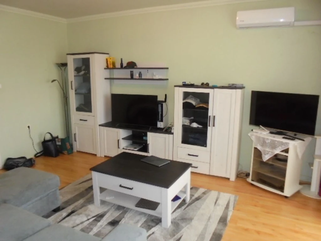 Debrecen Libakert városrészében egy 54 m2-es, 2 szoba + étkezőkonyhás, nyolcadik emeleti, jó állapotú, csúszózsalus építésű, loggiás társasházi lakás igény esetén berendezéssel együtt is eladó!