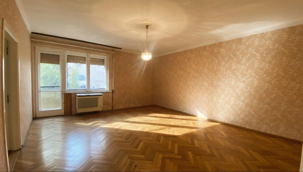 Debrecen Sestakert városrészében egy 66 m2-es, 2 szoba + étkezőkonyhás, magasföldszinti, felújítandó, erkélyes társasházi lakás garázzsal együtt eladó!