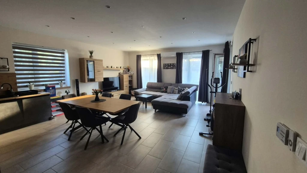 Debrecen Felsőjózsán egy br.130 m2-es, földszintes, három szoba + amerikai konyhás nappalis, duplakomfortos, teraszos, kiváló állapotú családi ház eladó!