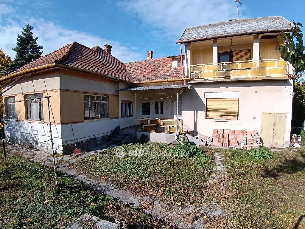 Eladó családi ház, Makád, Központhoz közel