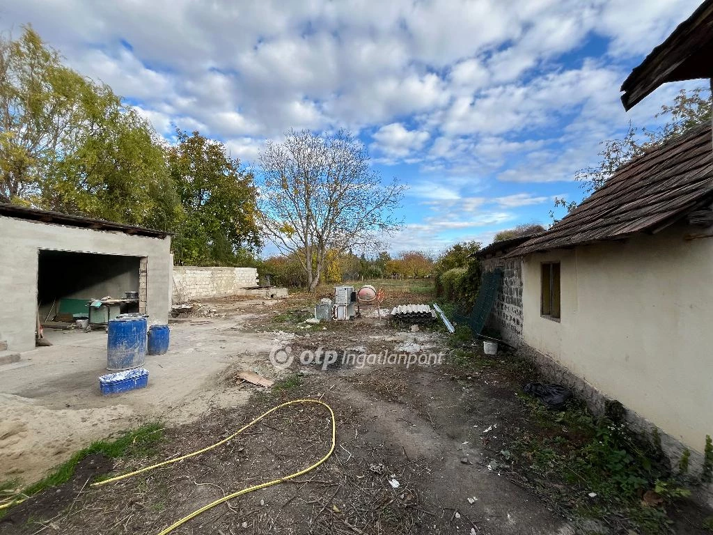 Eladó családi ház, Majosháza, Központhoz közel