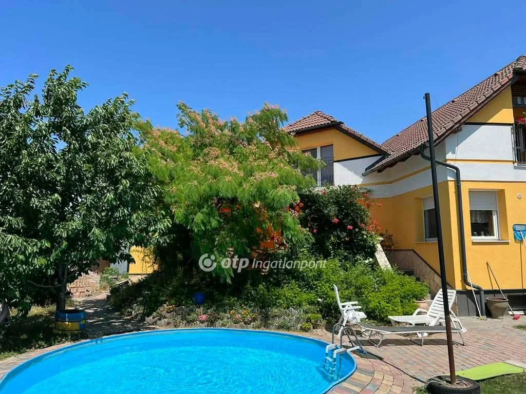 c3-1-name c2-1-name, Halásztelek, Dunához közeli