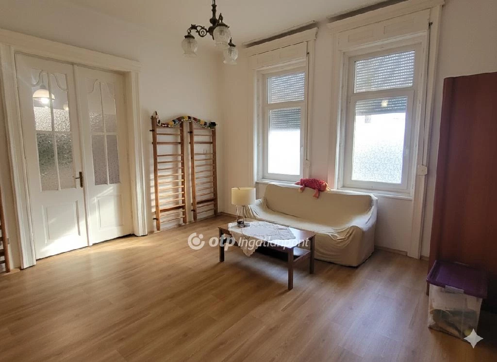 c3-1-name c2-1-name, Katymár, Központ