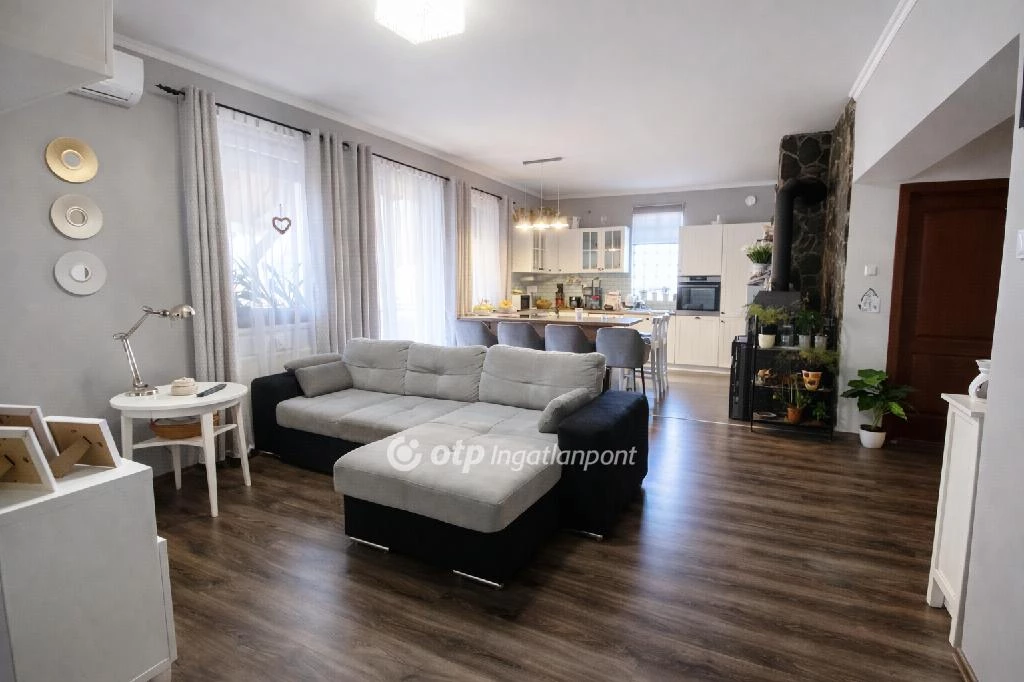 Eladó családi ház, Tököl, Hév állomás