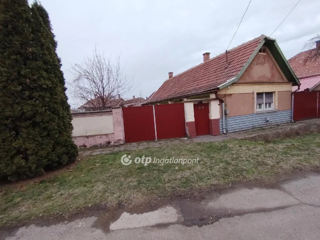 Eladó családi ház, Jászberény, Központi