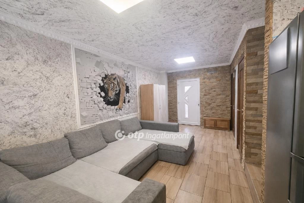 Eladó sorház, Tököl, Központ