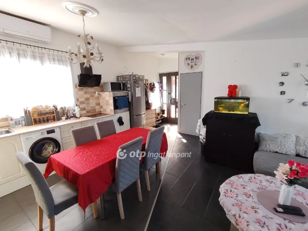 Eladó családi ház, Dömsöd, Közvetlen vízparti