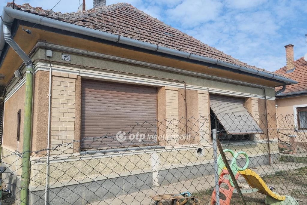 Eladó családi ház, Dömsöd, Központ