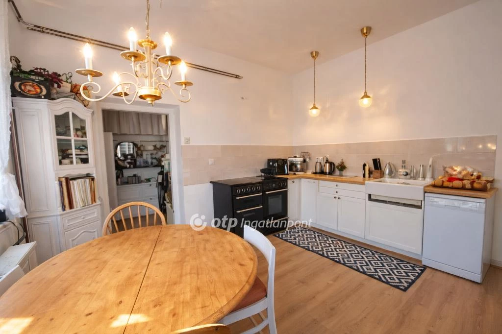 c3-1-name c2-1-name, Bugyi, Központ