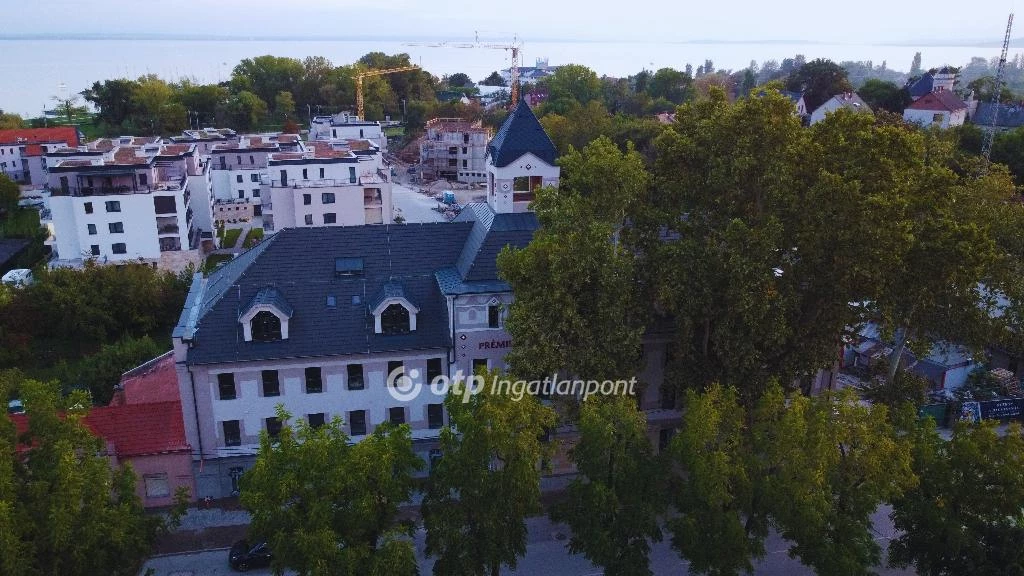 Eladó téglalakás, Balatonkenese, Strand közeli