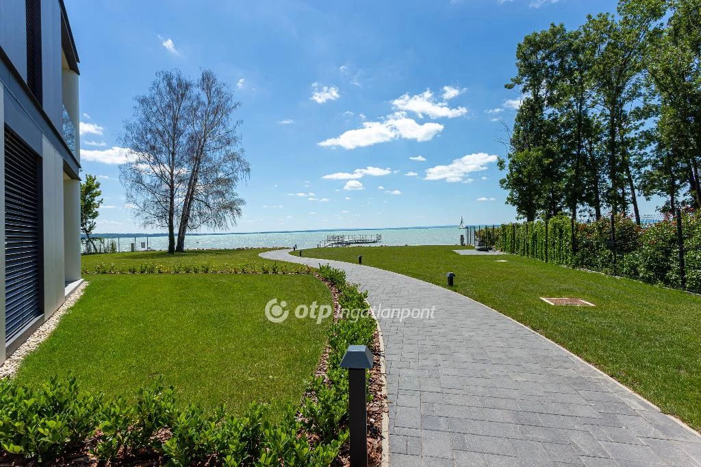 Eladó téglalakás, Balatonakarattya, Part közeli