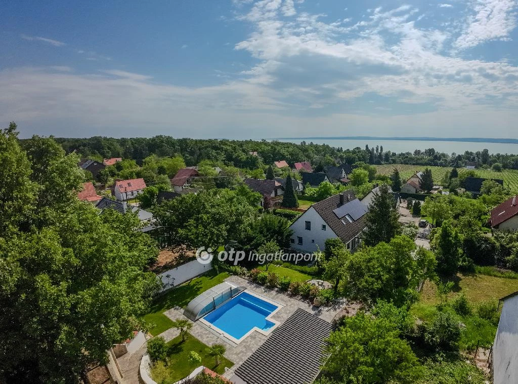 Eladó családi ház, Balatonszepezd, központi