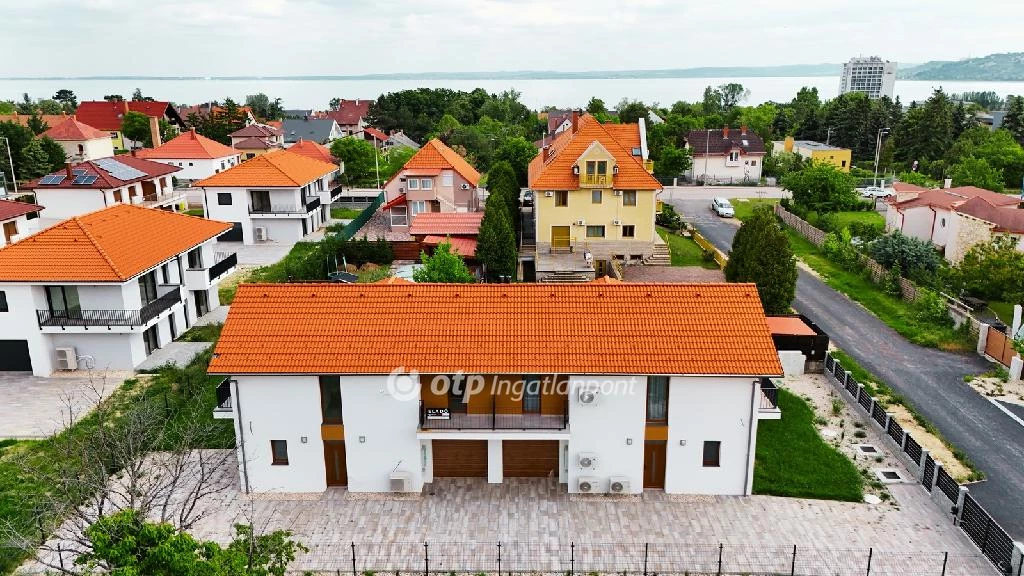 Eladó ikerház, Balatonfüred, központi