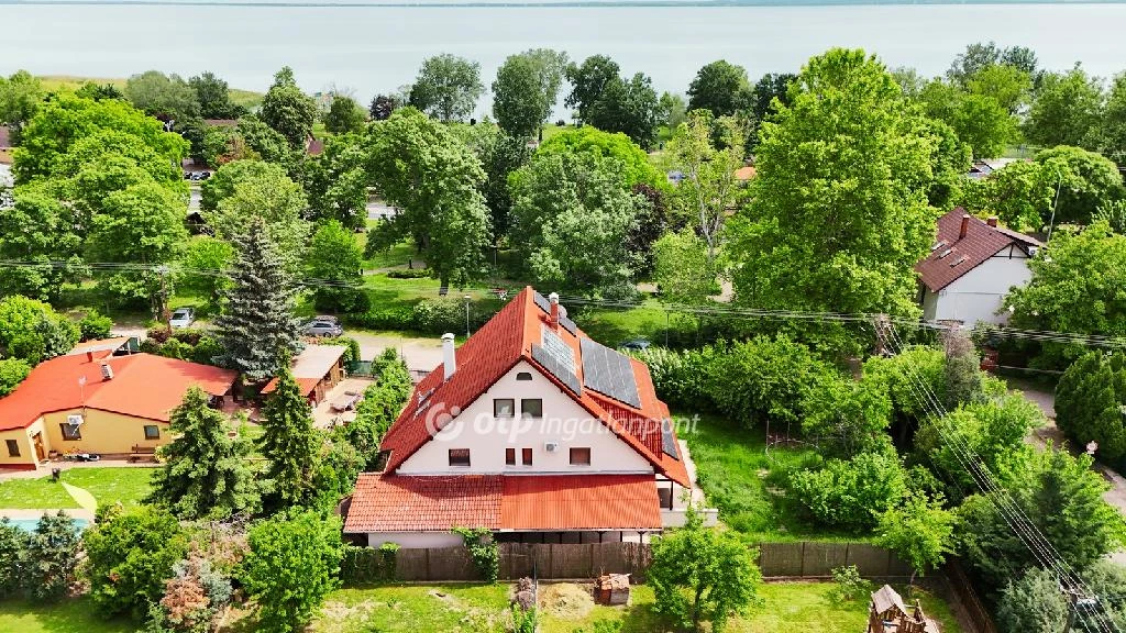 Eladó családi ház, Alsóörs, vízpart közeli