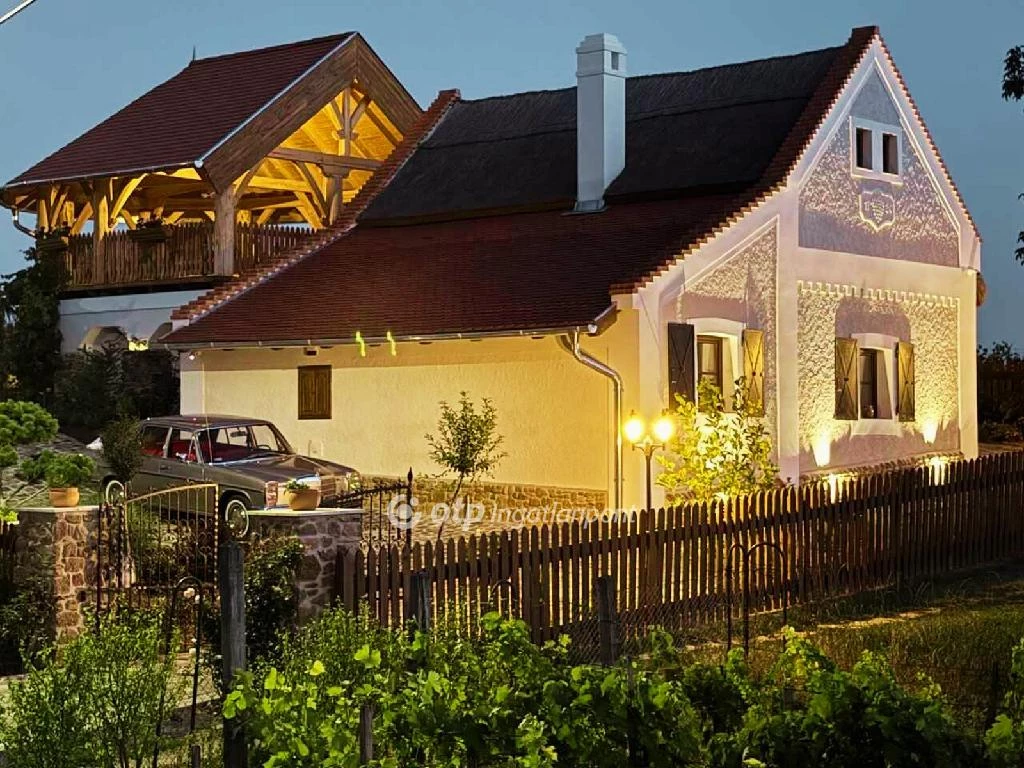 Eladó családi ház, Csopak, Dombok