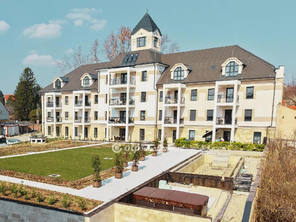 Eladó téglalakás, Balatonkenese, Városközpont