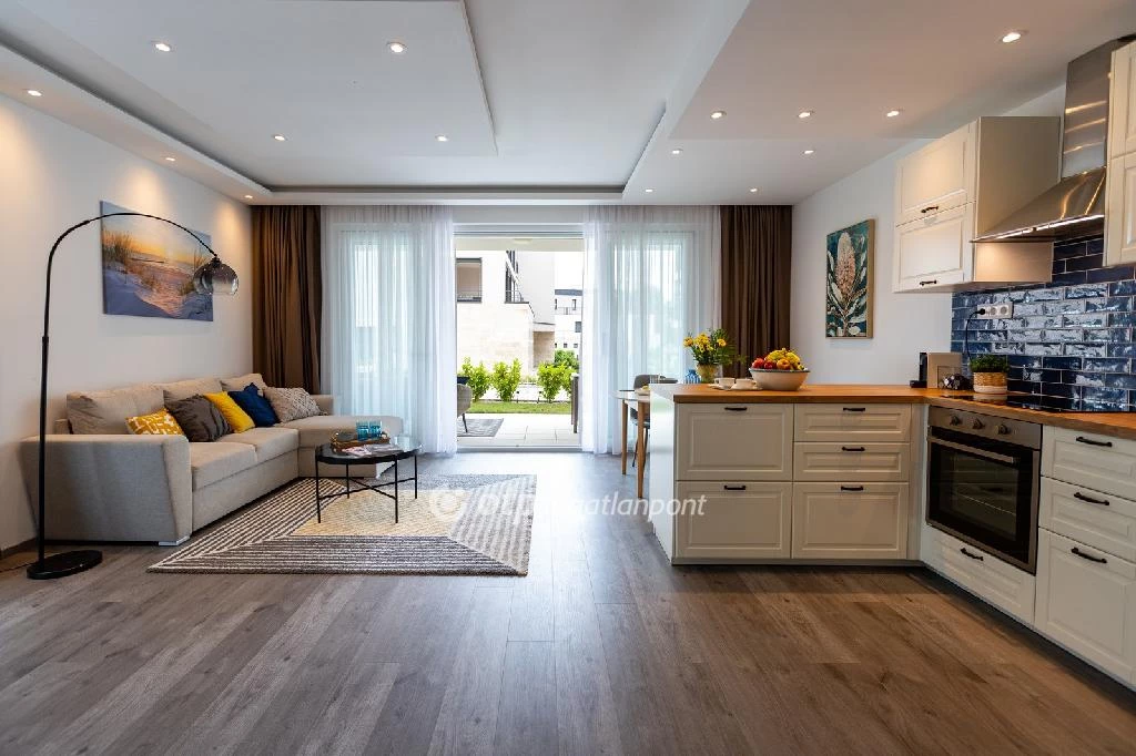 Kiadó panellakás, Balatonkenese, Központ