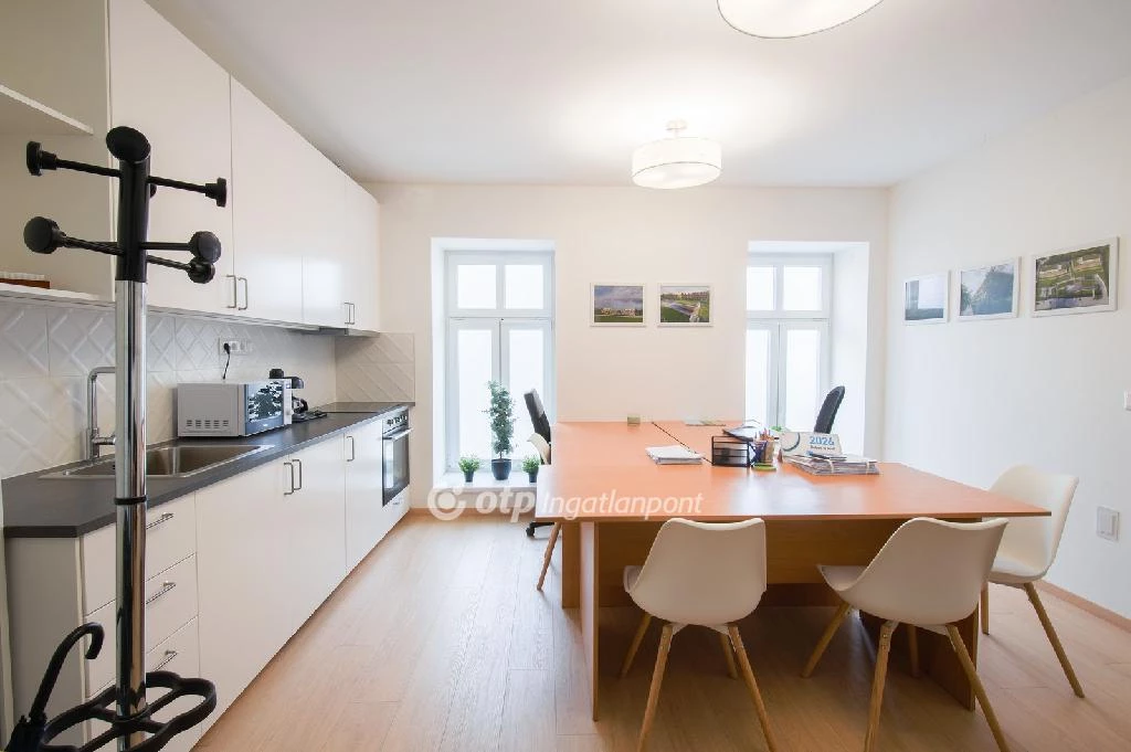 Eladó téglalakás, Balatonkenese, Vízpart közeli