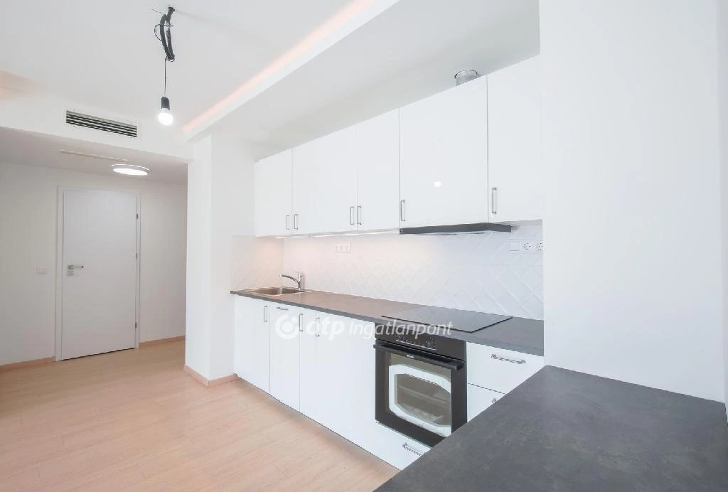 Eladó téglalakás, Balatonkenese, Vízpart közeli