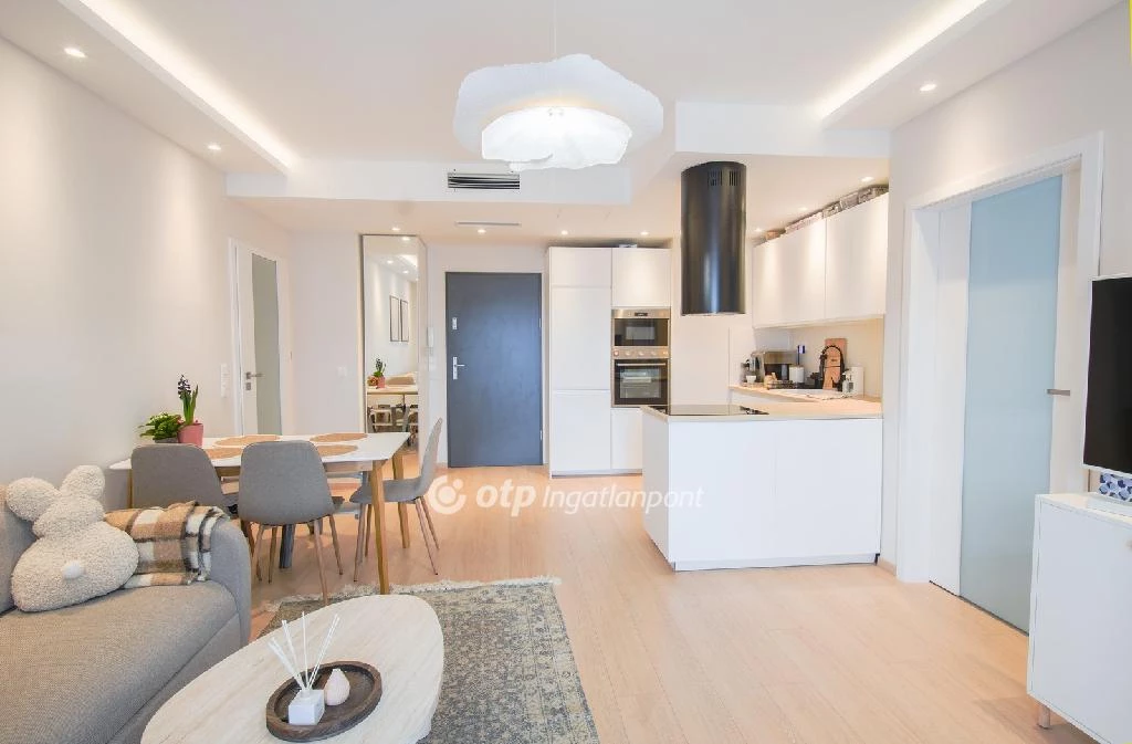 Eladó téglalakás, Balatonkenese, Vízpart közeli