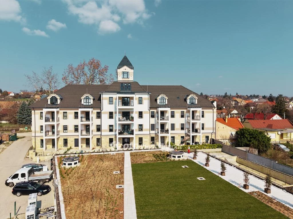 Eladó téglalakás, Balatonkenese, Vízpart közeli