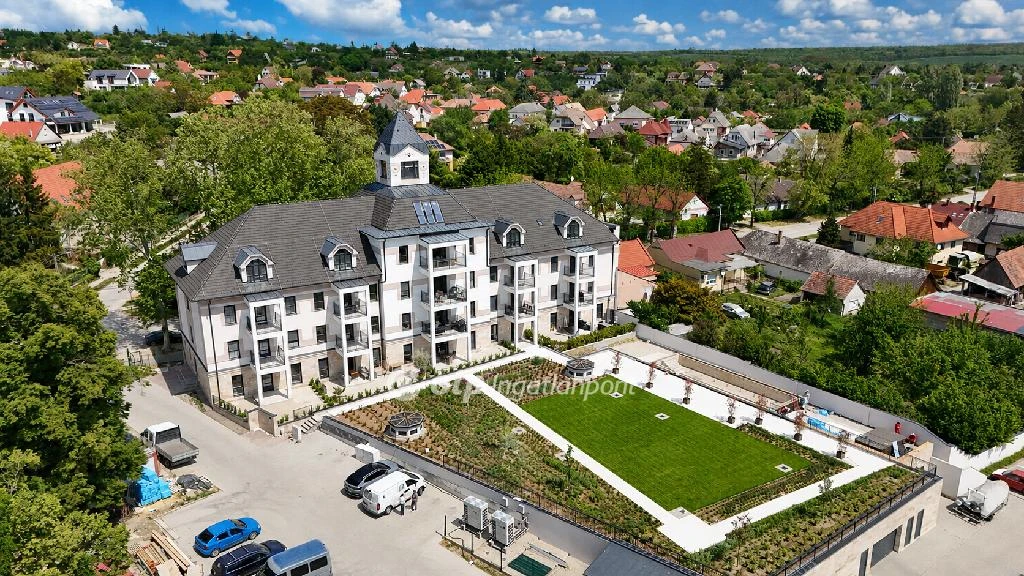 Eladó téglalakás, Balatonkenese, Vízpart közeli