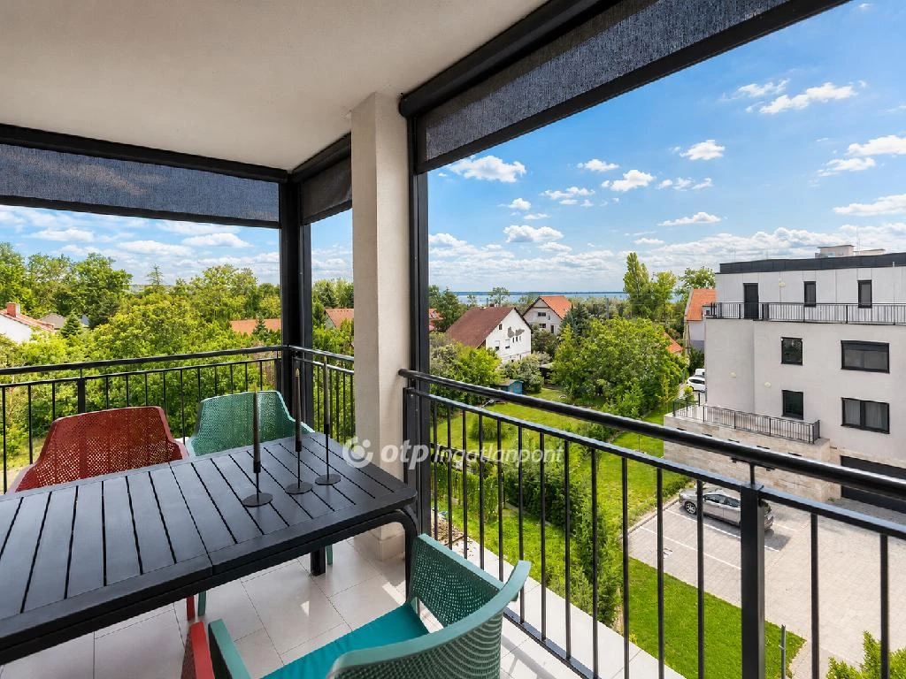 Eladó panellakás, Balatonkenese, Központi