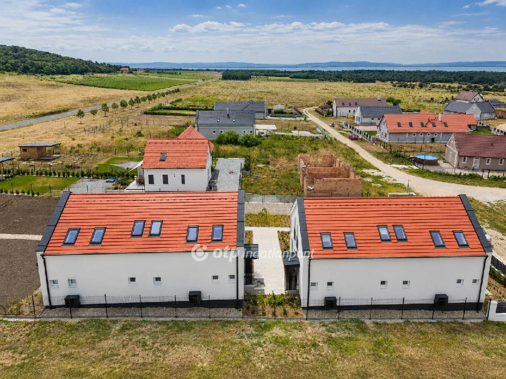 c3-1-name c2-19-name, Dörgicse, kertváros