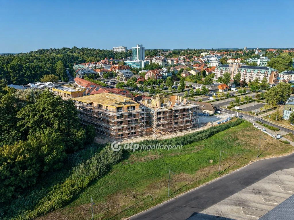 c3-1-name c2-19-name, Hévíz, Központ
