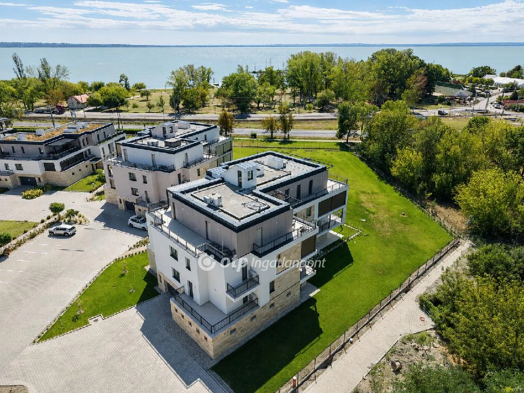 Eladó téglalakás, Balatonkenese, Vízpart közeli