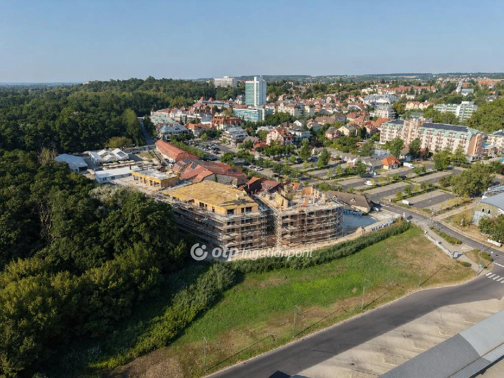 c3-1-name c2-19-name, Hévíz, Központ