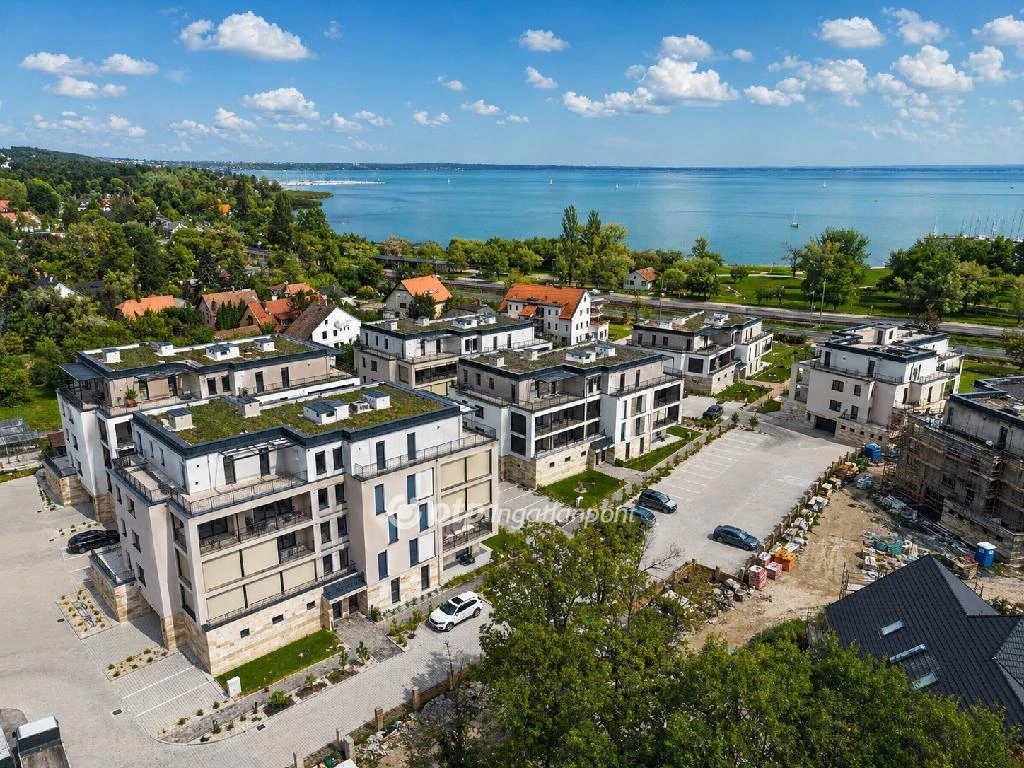 Eladó panellakás, Balatonkenese, Központi