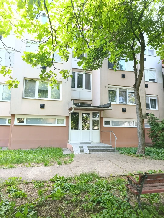 Eladó panellakás, Hajdúböszörmény