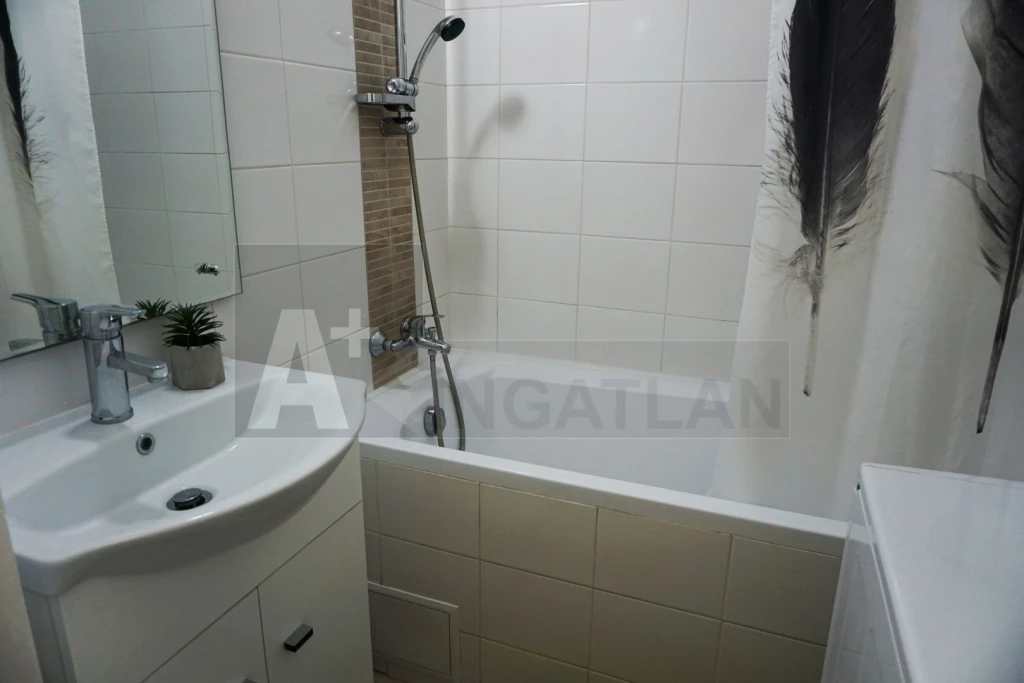 Eladó 35 m2 panel lakás, Szeged