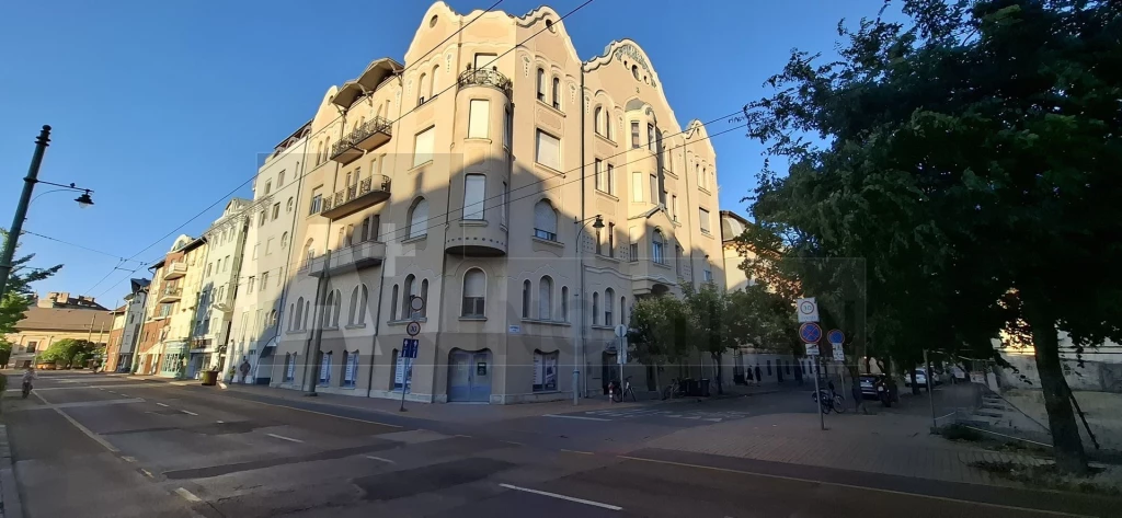 Eladó 124 m2 iroda, Szeged