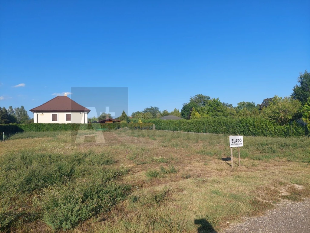 Építési telek a Balaton északi partján!