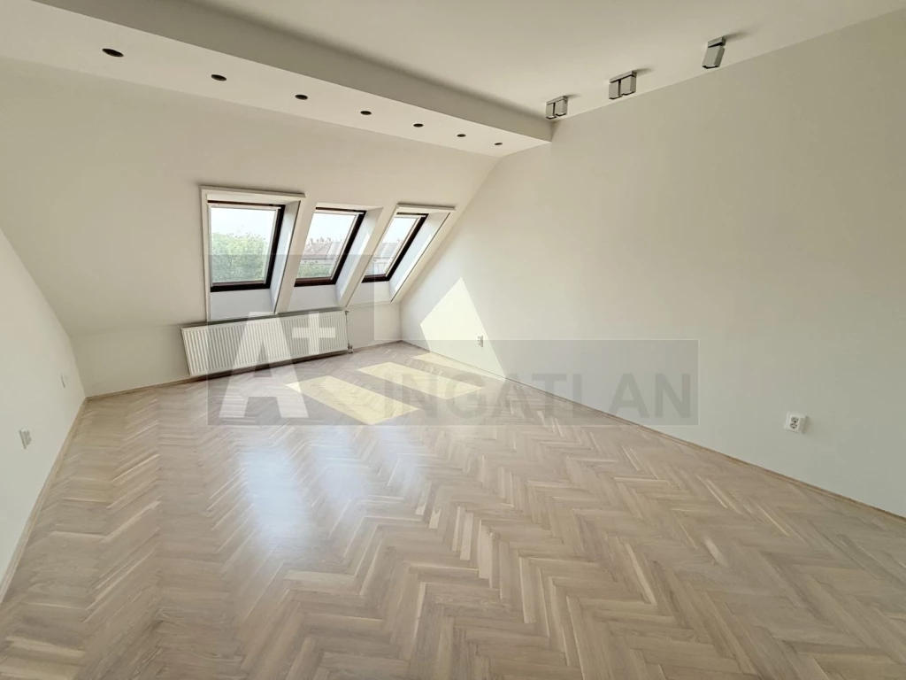 Belvárosi  iroda , autóbeállóval kiadó !