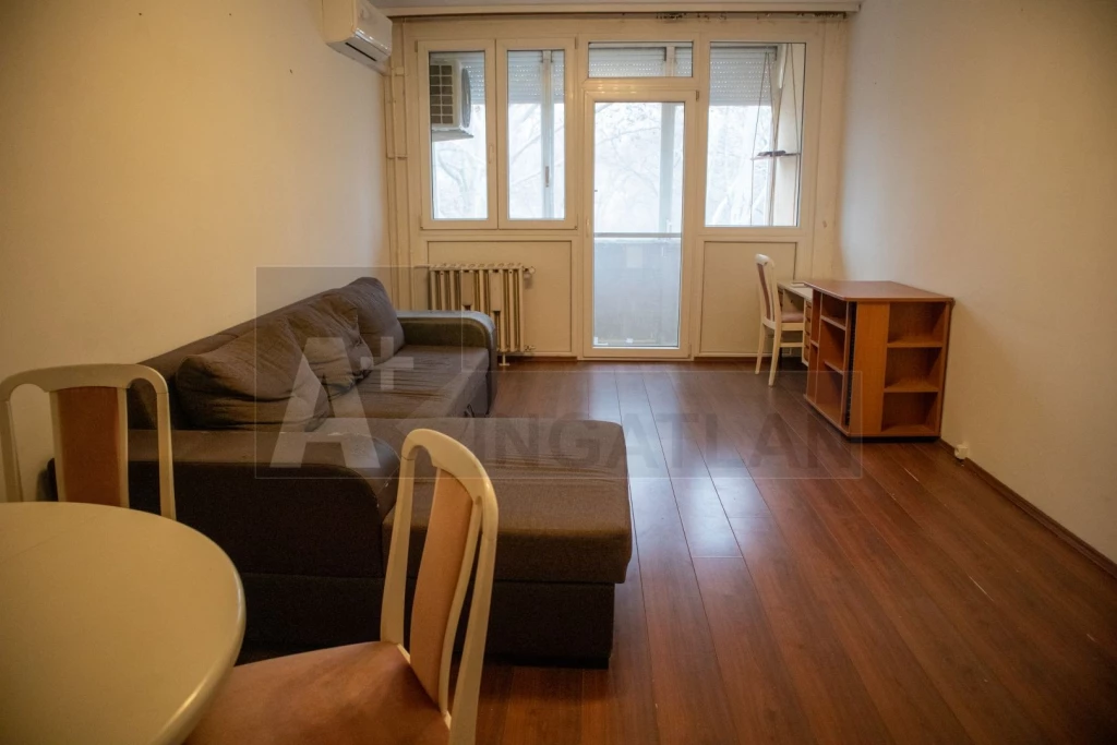 Eladó két szobás, erkélyes lakás, csendes környezetben!