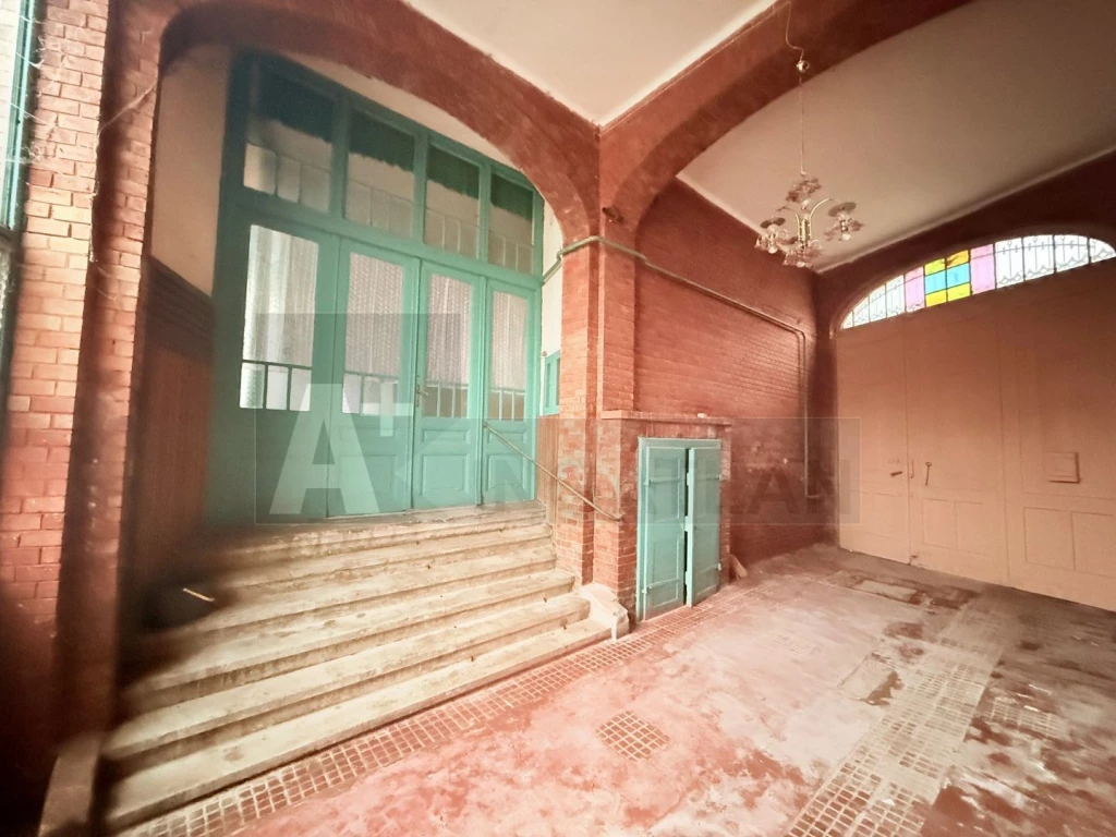 Belvárosi polgári ház eladó