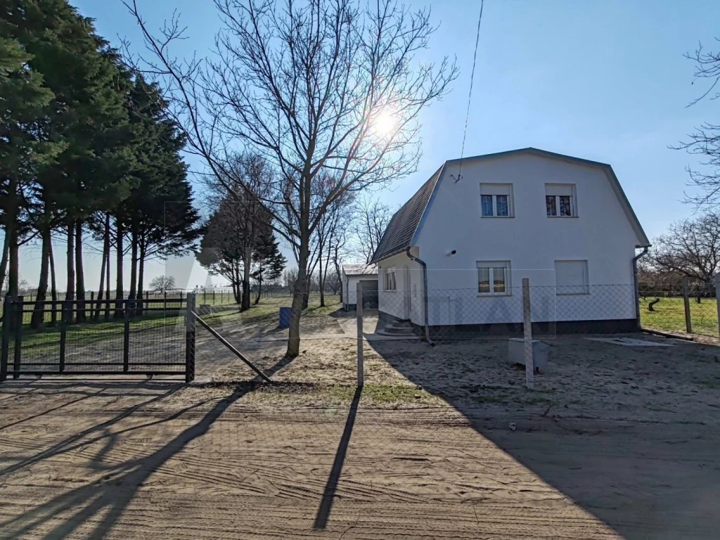 Felújított, kényelmes otthon Szatymazon nagy kerttel