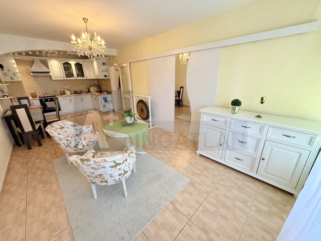 Szeged Vám téren amerikai konyhás nappali + 2 szobás lakás eladó !