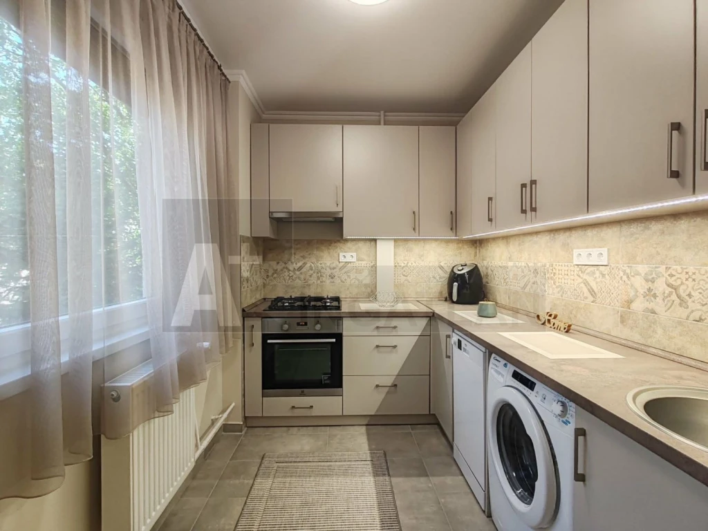 Teljeskörűen felújított 2. emeleti 55m2-es panel lakás eladó